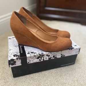 Chinese Laundry NIMA suede wedges